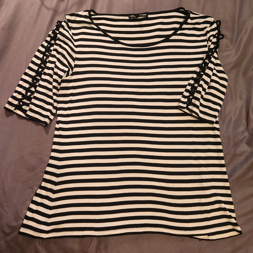 Cable And Gauge Black and White Striped Women's Top